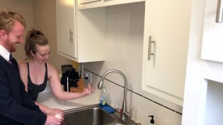 Девушку, застрявшую в раковине, благополучно извлекли