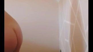 裸体妈妈触摸她的身体 - 山雀。穿上尿布和触摸。