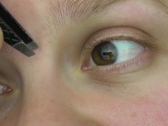 Plucking Eyebrows - Screenshot 6 of 16 - Kink