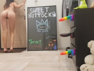 Голая девушка встречает доставщика