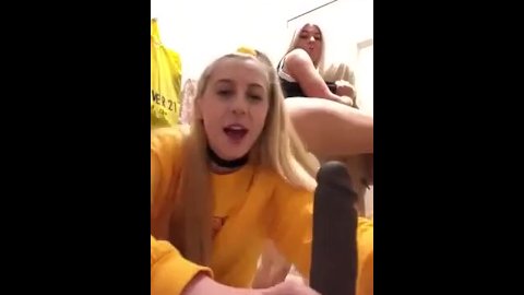 2 teens horny in changing rooms