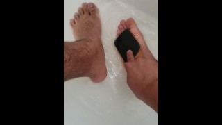 Lavando mis grandes pies