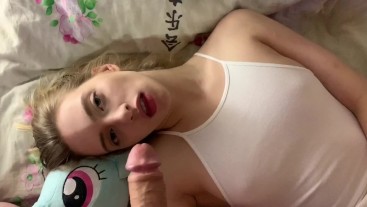 Секс и камшот с милой девушкой держащей игрушку пони
