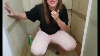 그녀의 여자친구 샤워실에서 그녀의 바지에 오줌을 싸다