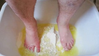Diversão com farinha e água amarela