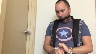 Capitán America esposado con bolas se masturba gimiendo por Bucky