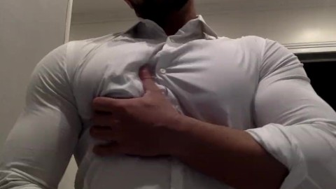 Rasgando minha camisa branca enquanto flexiono meus peitorais grandes e musculares e bíceps