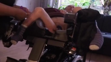 Kreupel in rolstoel krijgt zijn benen gespreid en zijn lul geplaagd