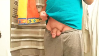 ПОЙМАННЫЙ МУЖЧИНА-ЗНАМЕНИТОСТЬ КОРИ ПИСАЕТ в доме друзей ХХХ