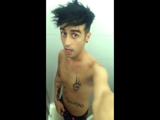 Twink Tatuado Está Meando En El Baño Lleno De Orina Del Parque Acuático