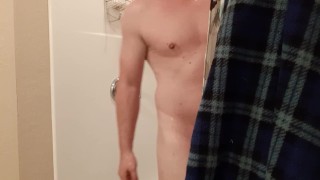 Luchando por filmarme en la ducha parte 1