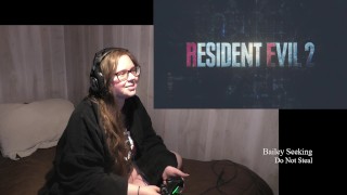 Девушка-толстушка-геймер пьет и ест, играя в Resident Evil, часть 1