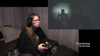 Девушка-геймер-толстушка пьет и ест, играя в Resident Evil, часть 2