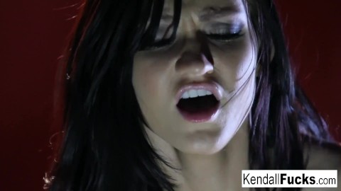 Kendall se diverte demais deixando sua buceta toda molhada