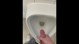 Spermaschuss auf Toilette