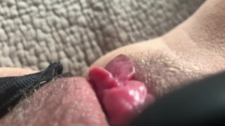 Meisje met Beautiful Pink kutlippen masturberen tot orgasme