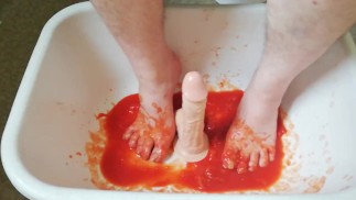 Забавы с помидорами и фаллоимитатором