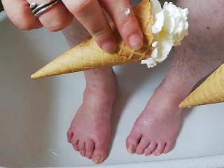 Веселье со взбитыми сливками и вафлями