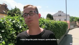   CZECH HUNTER 448 - Twink con occhiali alla moda si fa giocare le palle