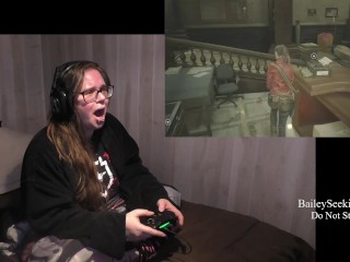 BBW Gamer Meisje Drinkt En Eet Tijdens Het Spelen Van Resident Evil 2 Deel 3