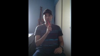 Matteo吮吸甘草和洗发水瓶