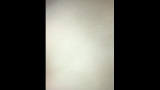 Une jeune femme sexy se fait sodomiser avec une éjaculation faciale