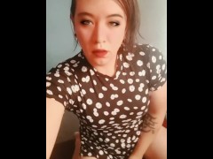 chica trans jugando con su pene