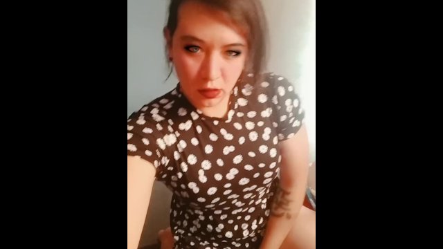 chica trans jugando con su pene