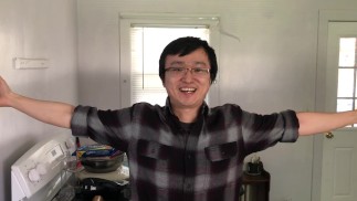 Я обнимаю тебя, потому что нам всем просто нужно немного любви 