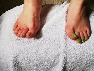 milf feet, milf, lovely feet, green