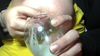 Stillende MILF stillt Ihren Durst