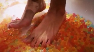 Orbeez esmagando para saciar seu pé Fetish