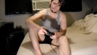 Gamer FtM Fucks 控制器和绳索射精