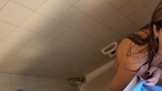 Novinha sexy raspando a buceta no chuveiro