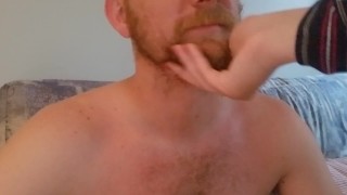 Jovencita frota la barba de papá después de la ducha