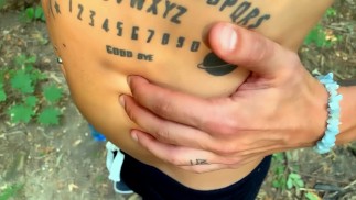 Живот красавчика увеличился после того, как он выпил воду инопланетянина ( инопланетянин внутри живота )