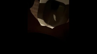 Отчаяние мочи в общественном туалете Женский беспорядок от первого лица