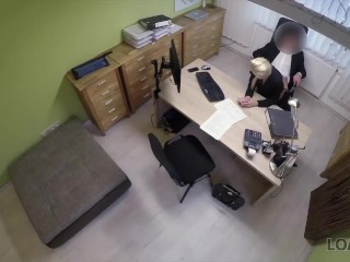 LOAN4K. Solo i soldi possono far bionda dare le sue fessure a uno sconosciu