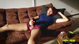 Латиноамериканка с большим необрезанным членом дрочит и стонет на закате - Камило Браун