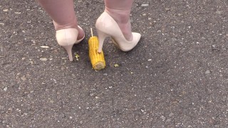 Толстые ножки на каблуках беспощадно давили кукурузу.