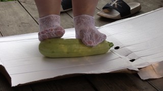 écrasez des courges sous vos talons nus par derrière, des chaussettes blanc