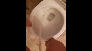 Fille Qui Fait Pipi Comme Un Garçon Au-Dessus Des Toilettes MESSY