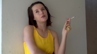 穿着夏日连衣裙吸烟