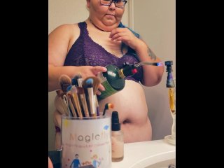 Naughty kitten dabs n makeup