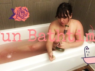 在浴缸里玩得开心