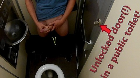 私は公衆トイレでドアのロックを解除したままにしました。乱雑なザーメン