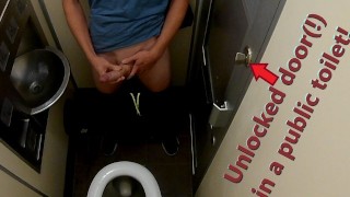 Ik liet de deur ontgrendeld in een openbaar toilet. Rommelige cumshot helemaal over...