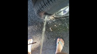 Chica Público Mear En El Neumático En El Estacionamiento