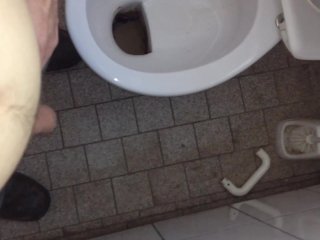 Absichtlich neben das Klo gepisst