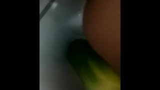 poesje jongen neukt zichzelf in een komkommer in zijn kleine kont en kreunt als een li
